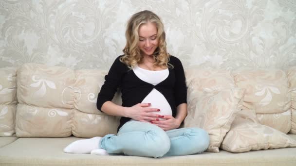 Молодая счастливая беременная женщина — стоковое видео