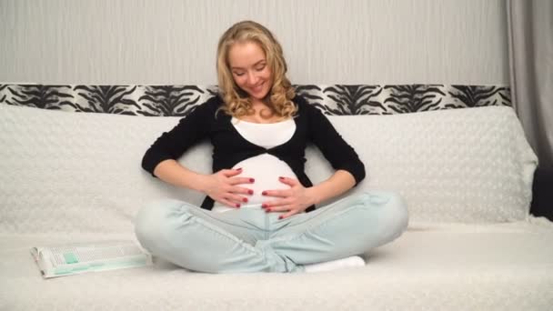 Молодая счастливая беременная женщина — стоковое видео