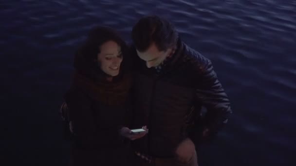 Fiatal pár egy smartphone a szabadban — Stock videók