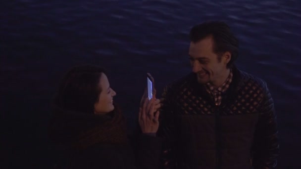 Mladý pár s mobilní telefon venku — Stock video