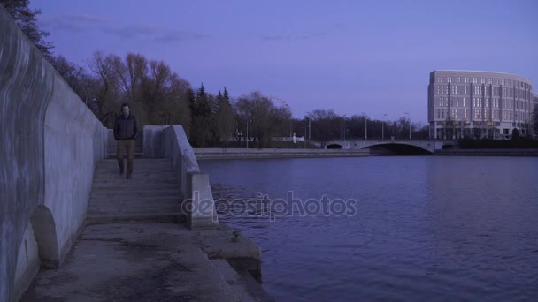 Poważny człowiek, stojąc na wiatr, na zewnątrz — Wideo stockowe