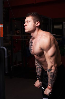 spor salonunda egzersiz yapmak vücut geliştirmeci adam