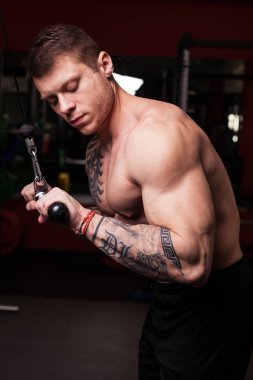 spor salonunda egzersiz yapmak vücut geliştirmeci adam