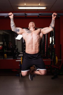 spor salonunda egzersiz yapmak vücut geliştirmeci adam