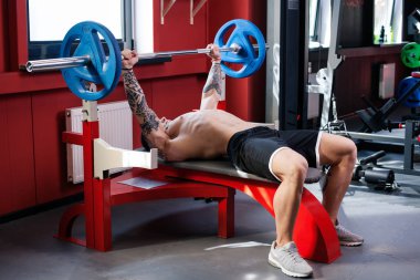 spor salonunda egzersiz yapmak vücut geliştirmeci adam