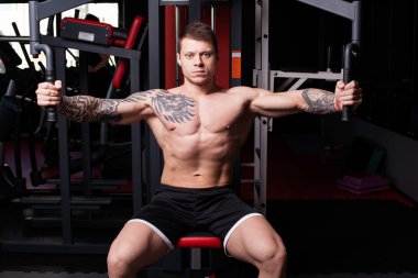 spor salonunda egzersiz yapmak vücut geliştirmeci adam