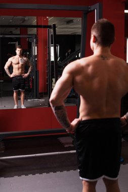 vücut geliştirmeci adam çıplak gövde ile