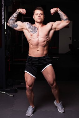 vücut geliştirmeci adam çıplak gövde ile