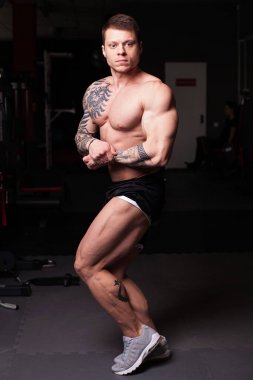 vücut geliştirmeci adam çıplak gövde ile