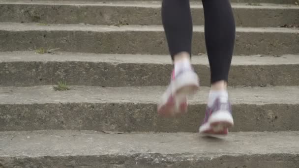 Corriendo sobre el terreno — Vídeos de Stock