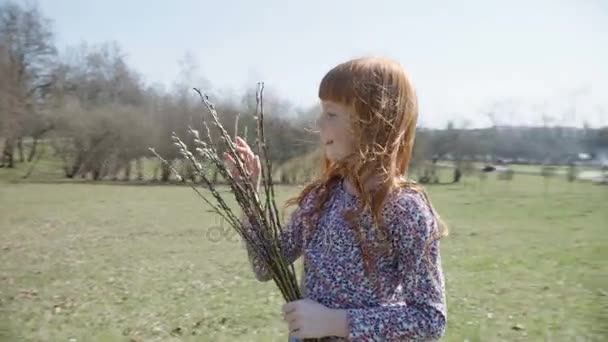 Fille avec un bouquet de printemps — Video