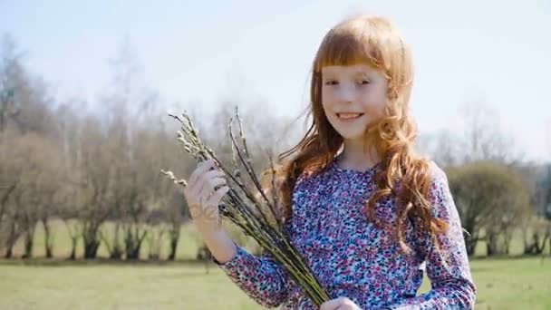 Bonito gengibre menina segurando um primavera monte — Vídeo de Stock