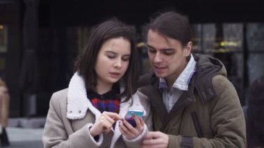 genç bir çift ile akıllı telefon