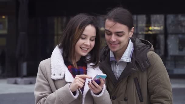 年轻夫妇与智能手机 — 图库视频影像