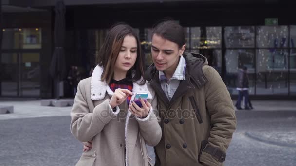 Casal jovem com smartphone — Vídeo de Stock