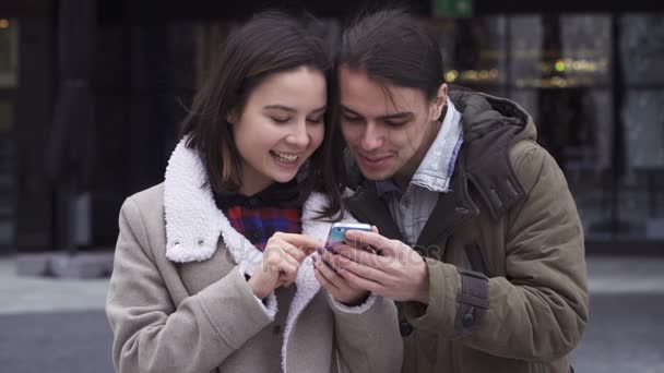 Pareja joven con teléfono inteligente — Vídeo de stock