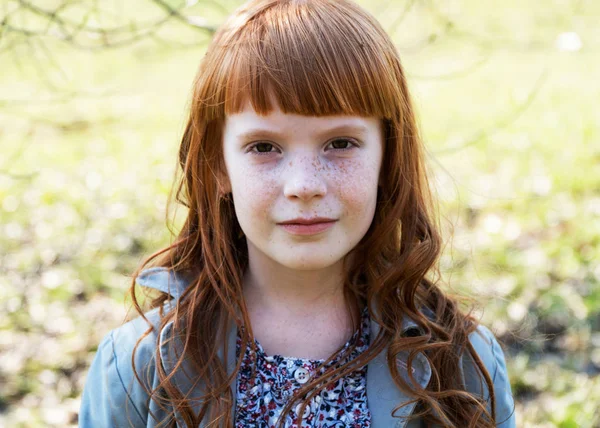 Retrato de una niña pequeña y hermosa —  Fotos de Stock