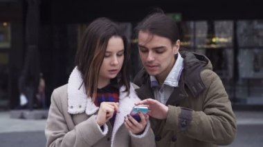 genç bir çift ile smartphone