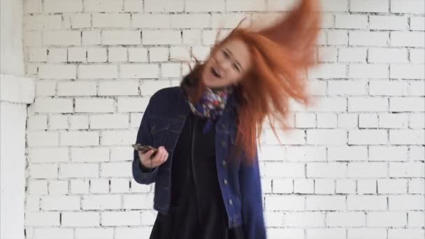 Mulher dançando com um smartphone — Vídeo de Stock