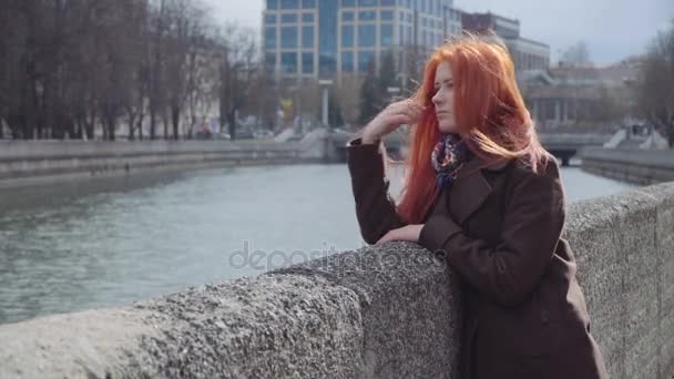 Szomorú, magányos, gyömbér nő — Stock videók