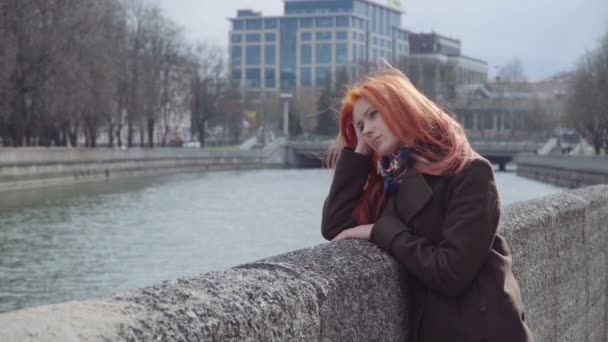 Сумна самотня імбирна жінка — стокове відео