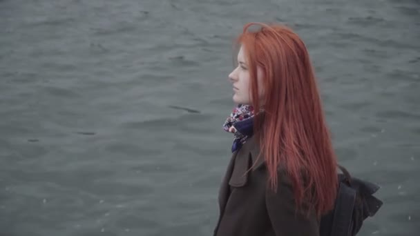 Грустная одинокая рыжая женщина — стоковое видео