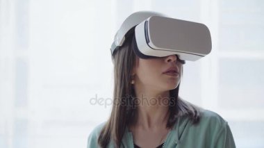 kadında vr başa takılı ekran