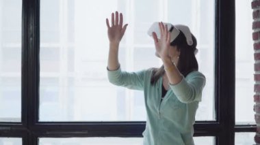 kadında vr başa takılı ekran
