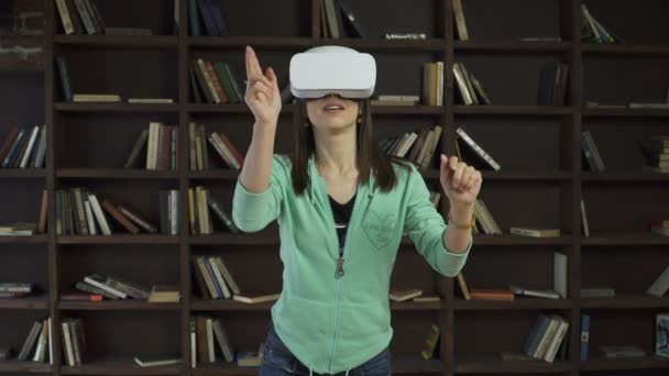 Žena ve vr headsetu překlápění virtuální obrazovky
