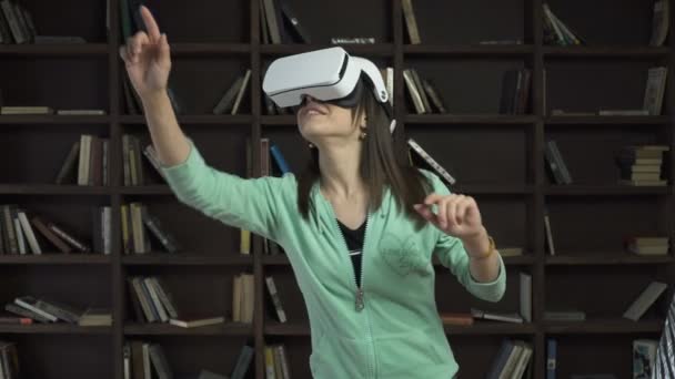 Frau im vr-Kopf-Display — Stockvideo