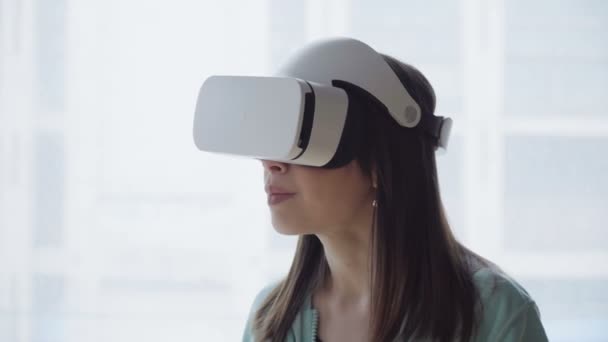 Woman in vr head-mounted display — Stock Video