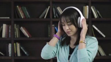 kadın kulaklık müzik