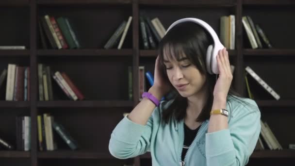 Mujer en auriculares está escuchando música — Vídeo de stock