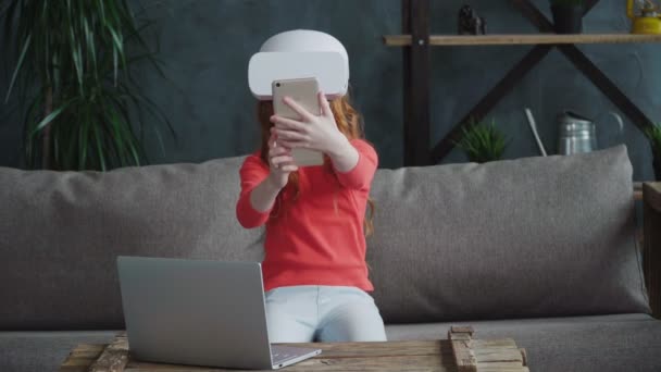 Маленькая девочка манипулирует виртуальной реальностью — стоковое видео