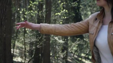 başa takılı ekran ormandaki kadında