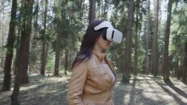 Mulher em exposição montada na cabeça na floresta — Vídeo de Stock