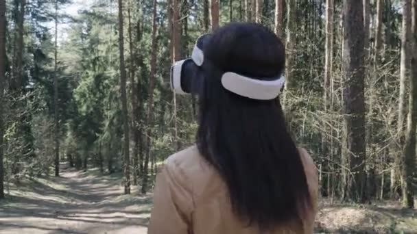 头戴式显示器在森林里的女人 — 图库视频影像