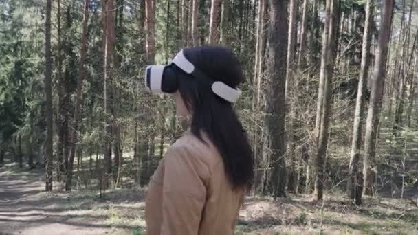 Γυναίκα στην οθόνη τοποθετείται στο κεφάλι στο δάσος — Αρχείο Βίντεο