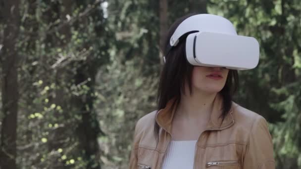 Femme dans l'affichage monté sur la tête dans la forêt — Video