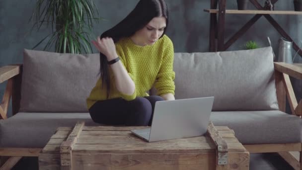 Dizüstü bilgisayarda çalışan sevimli kadın — Stok video