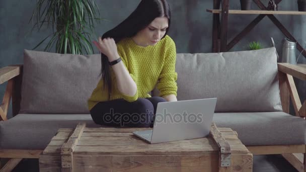 Aranyos nő dolgozik laptop