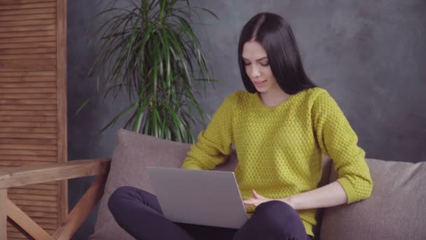 Beautiful woman working on laptop — Stock Video