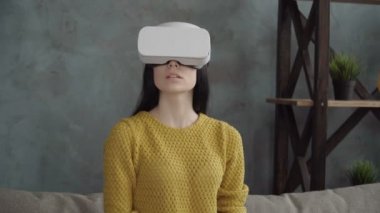 Kadın başa takılan bir vr ekran kullanıyor