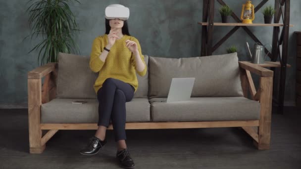 Vrouw is met behulp van een vr hoofd gemonteerde display — Stockvideo