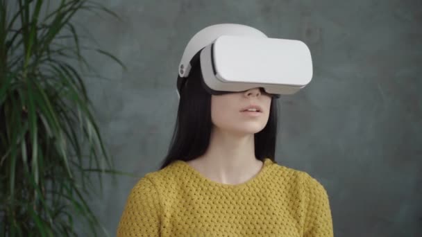 Женщина использует VR-дисплей, установленный на голове — стоковое видео