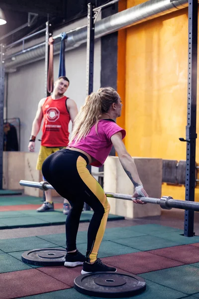 Γυμναστήριο γυναίκα κάνει προπόνηση στο γυμναστήριο — Φωτογραφία Αρχείου