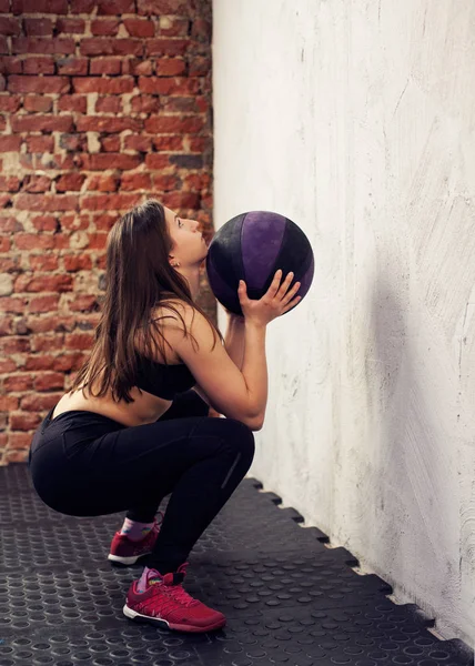 Fitness žena dělá cvičení v tělocvičně — Stock fotografie