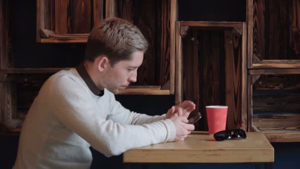 Man använda smar tphone — Stockvideo