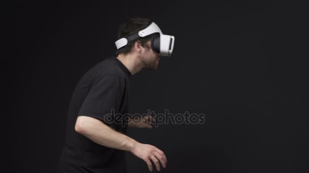 Человек с помощью гарнитуры виртуальной реальности — стоковое видео