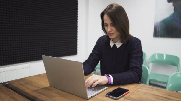 Donna utilizzando il computer portatile — Video Stock